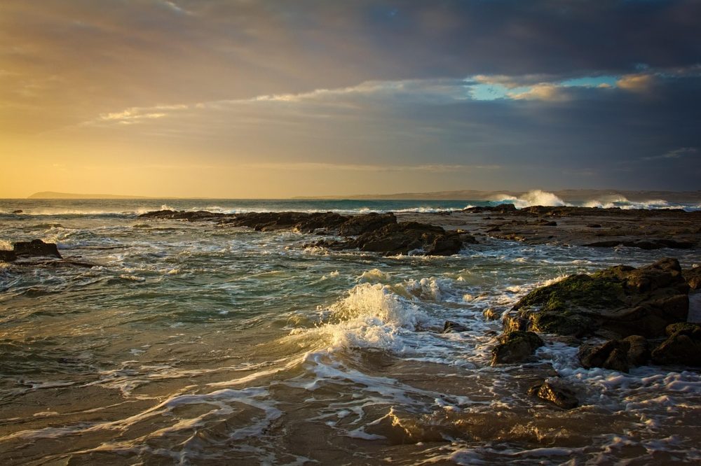 Pantai tropis Indonesia